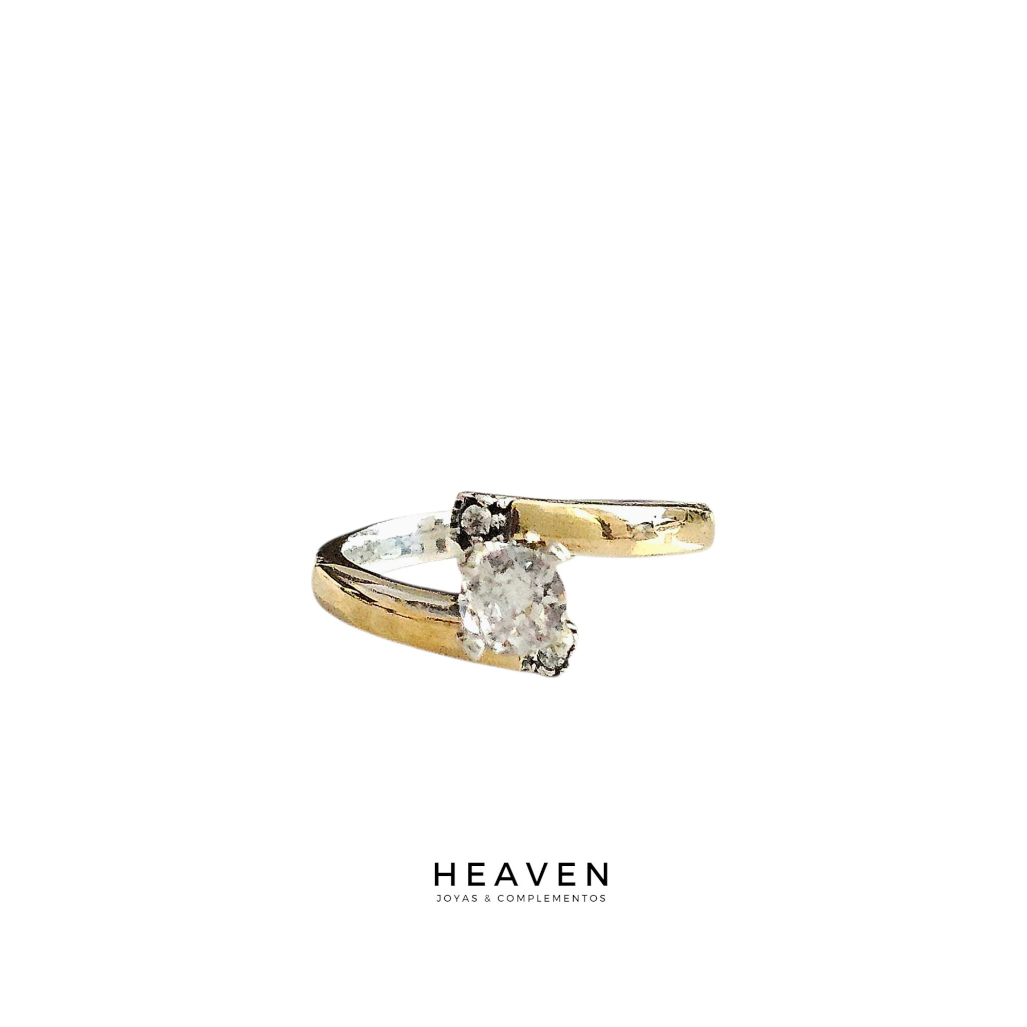 Anillo solitario en plata con oro. Zirconia blanca