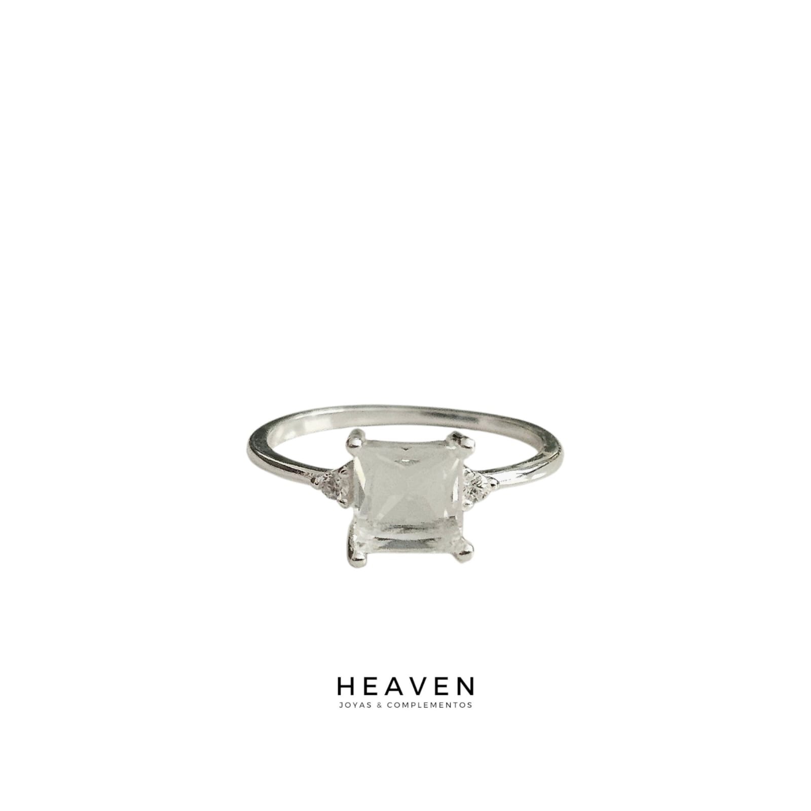 Anillo en plata. Zirconias blancas