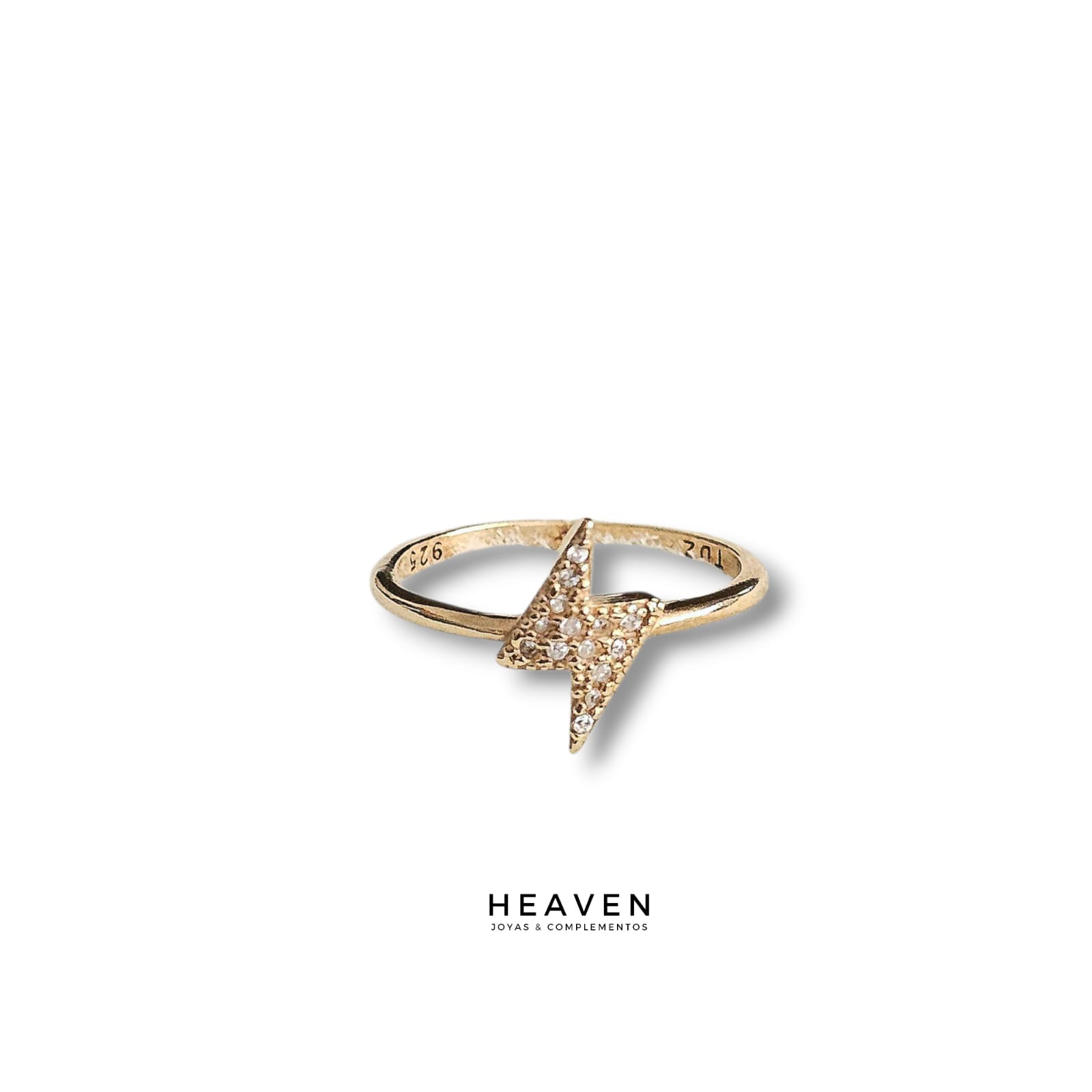 Anillo en plata con baño dorado. Zirconias blancas